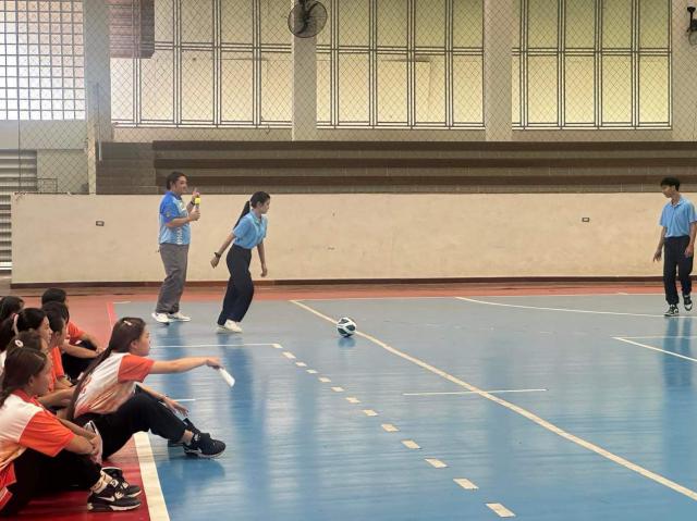 3. 21 ก.ค. 2566 | กิจกรรมการเคลื่อนไหว การออกกำลังกาย การเล่นเกม กีฬาไทย และกีฬาสากล ซึ่งเป็นส่วนหนึ่งในการจัดกิจกรรมการเรียนรู้รายวิชา สุขศึกษาและพลศึกษาสำหรับครูประถมศึกษา สำหรับนักศึกษา ชั้นปีที่ 2